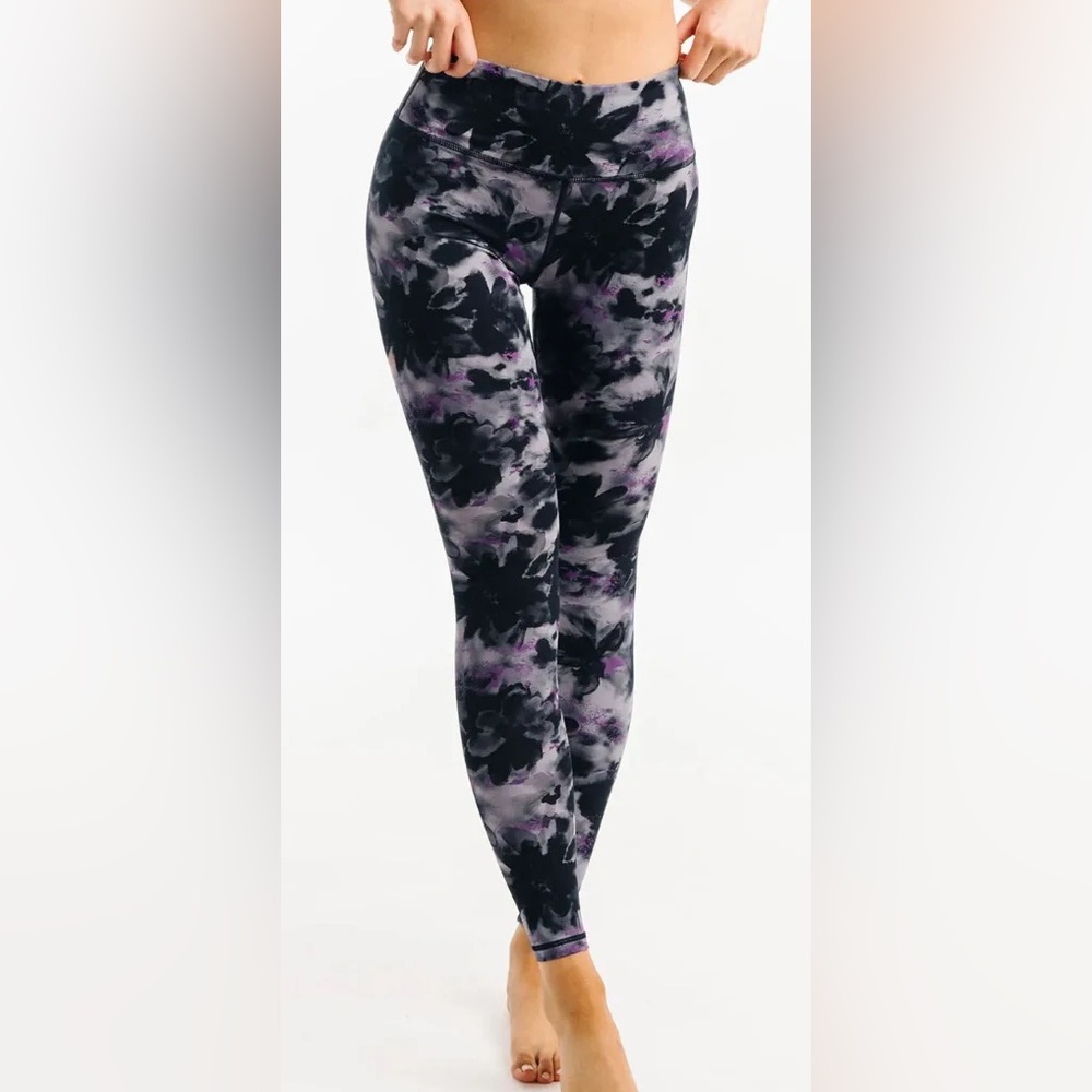 ZYIA Active Black and Purple Floral Leggings Size 4
28” - Picture 5 of 5